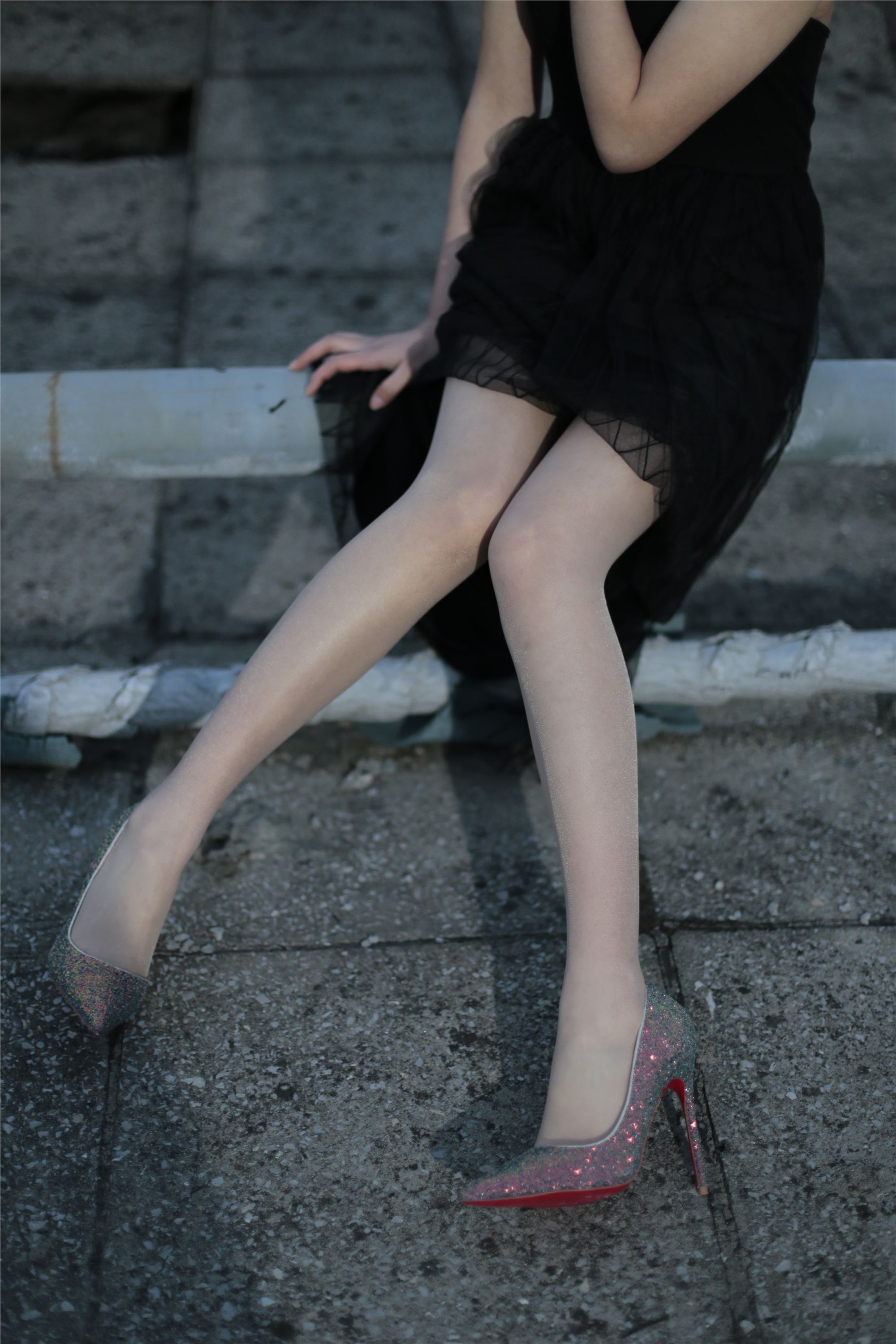 奈丝写真 NO.060 喵璃-从白昼到黑夜，在天台吹吹风